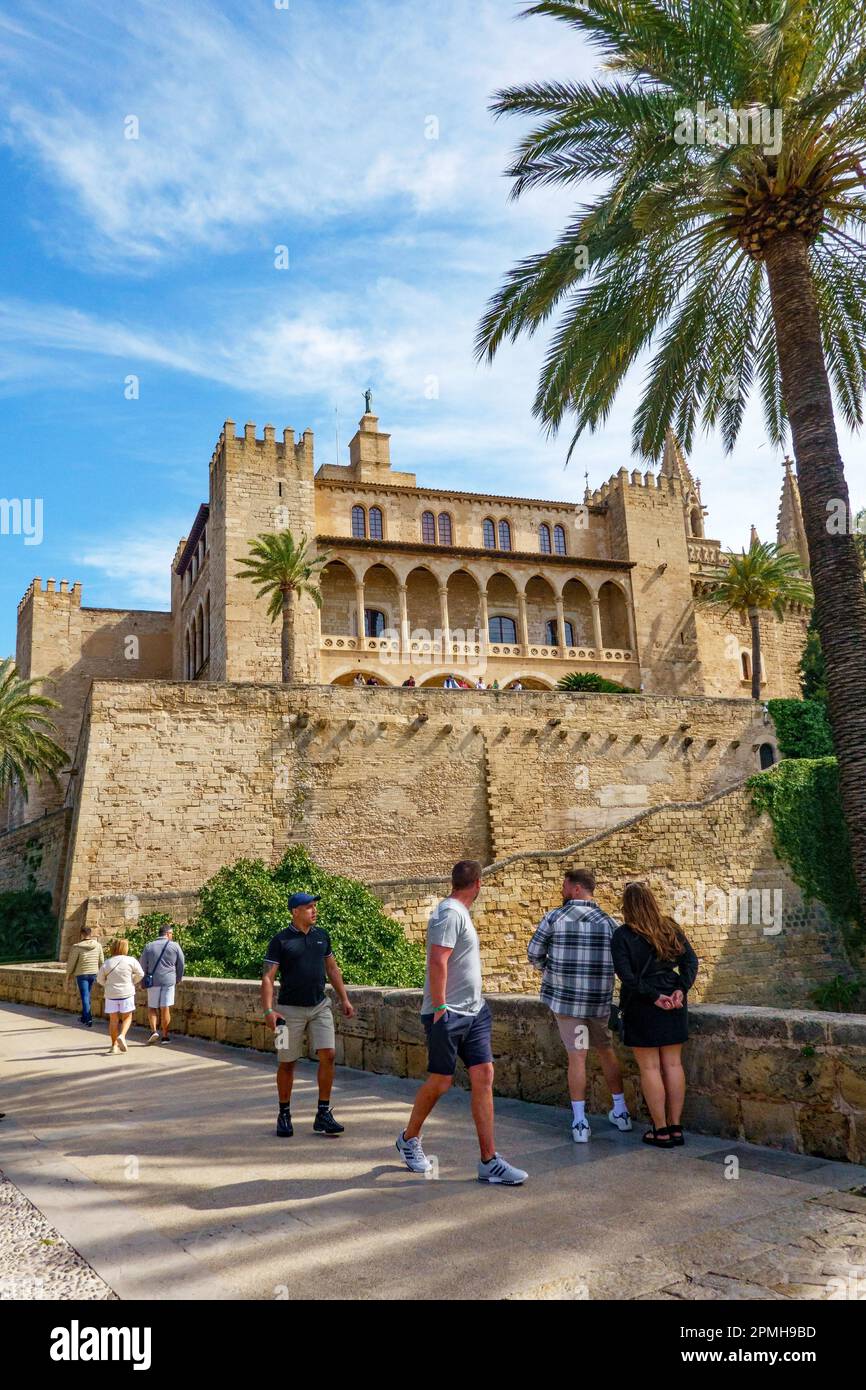 Palma de Mallorca, Spanien, -30. März 2023. Blick auf die berühmte Touristenattraktion Königlicher Palast Palau de La Almudaina in Palma de Mallorca, Stockfoto