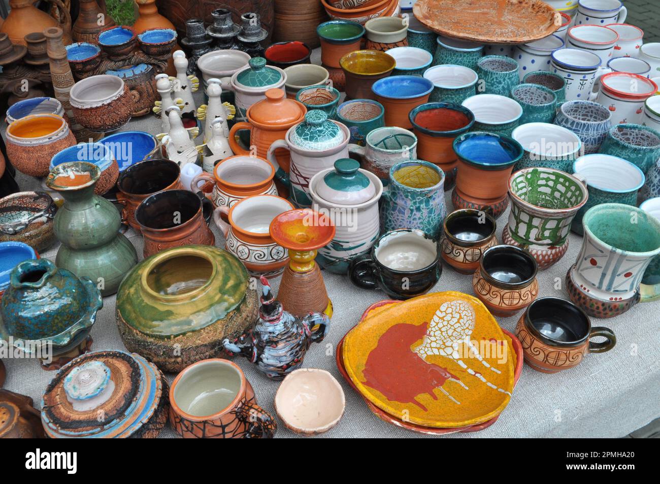 Eine Vielfalt an Töpferwaren, hergestellt von Handwerkern aus Lehm. Stockfoto