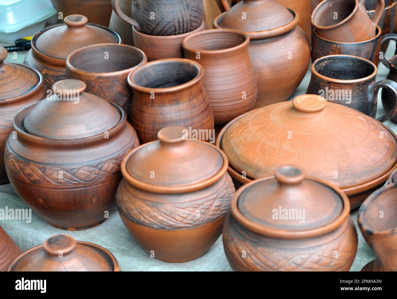 Eine Vielfalt an Töpferwaren, hergestellt von Handwerkern aus Lehm. Stockfoto