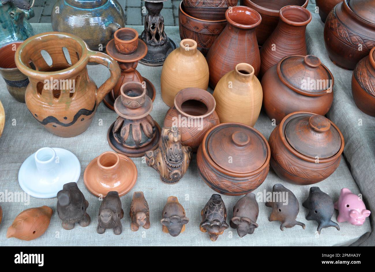 Eine Vielfalt an Töpferwaren, hergestellt von Handwerkern aus Lehm. Stockfoto