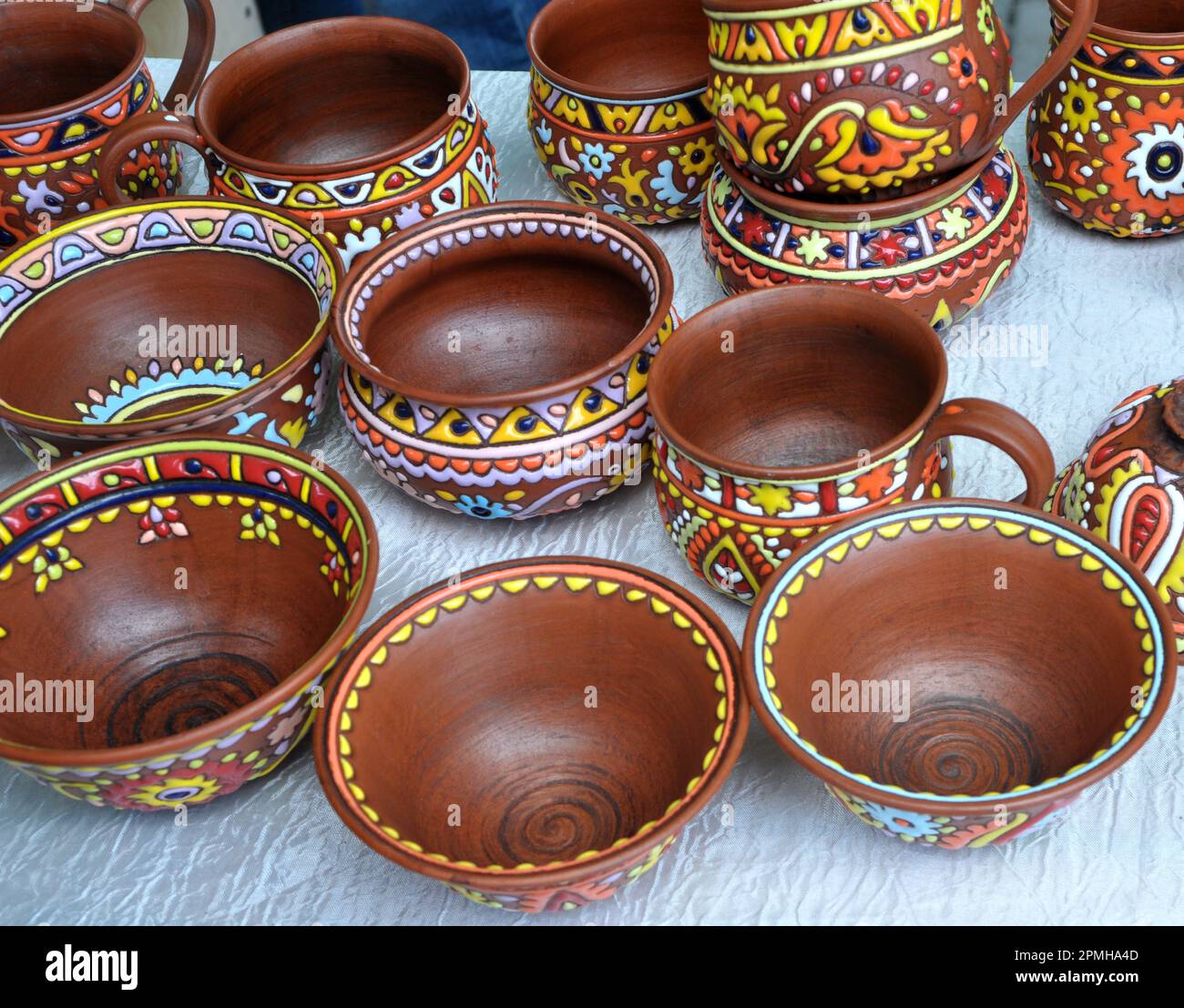 Eine Vielfalt an Töpferwaren, hergestellt von Handwerkern aus Lehm. Stockfoto