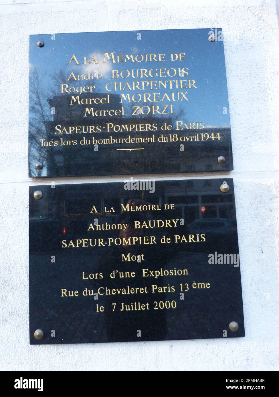 DEUX PLAQUES COMMEMORATIVES A LA MÉMOIRE DE ANDRÉ BOURGEOIS ROGER CHARPENTIER MARCEL MOREAUX MARCEL ZORZI SAPEURS-POMPIERS DE PARIS TUÉS LORS DU BOMBA Stockfoto