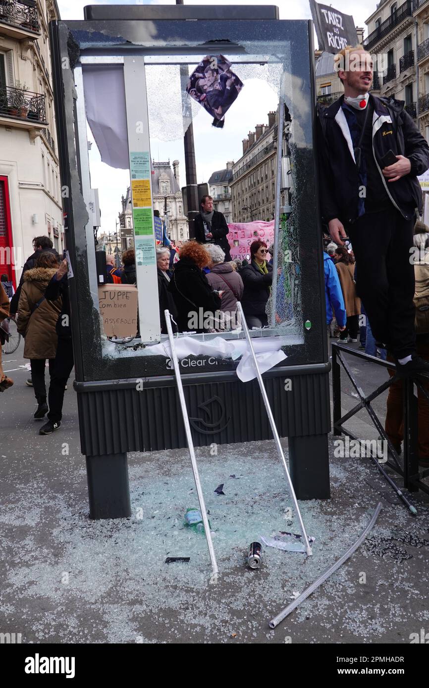Paris, Frankreich, 13. April 2023, Proteste, Demonstrationen, Demonstrationen gegen Präsident Emmanuel Macron in der Rue de Rivoli am Vorabend der Verfassungsmäßigkeit der jüngsten Abstimmung über die Rentenreform. Stockfoto