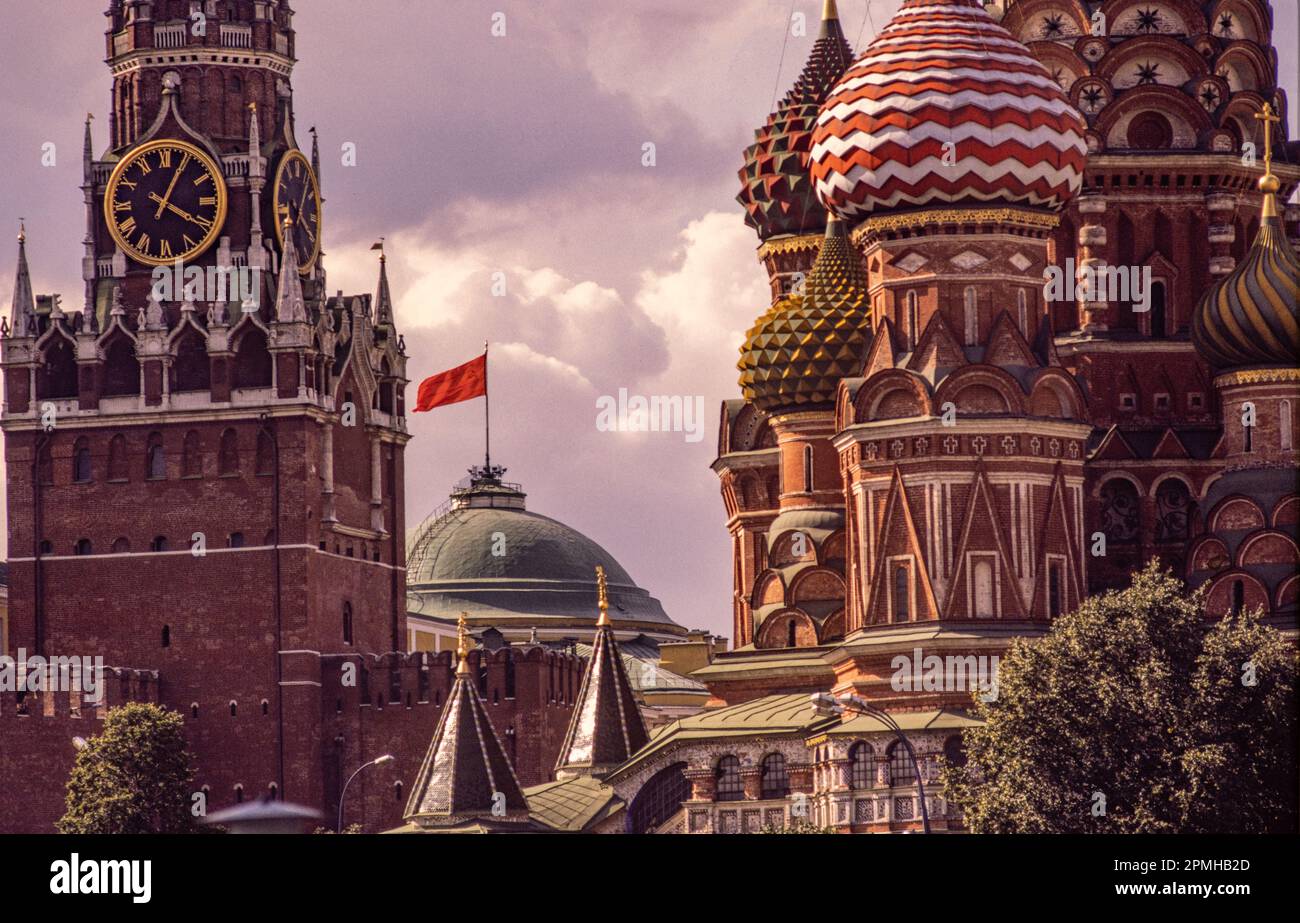 Flagge der UdSSR über dem Kreml Moskau und der Basilius-Kathedrale im Jahr 1987 Stockfoto