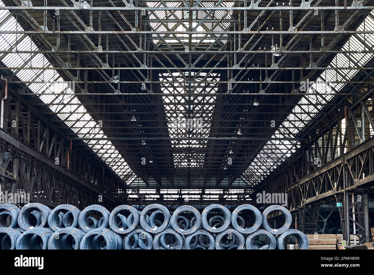 Blick auf eine riesige Halle für Stahlprodukte in Saarbrücken. Das Unternehmen wurde 1860 gegründet. Heute heißt sie „Saar Stahlbau GmbH“ und hat sich mit WIT verschmolzen Stockfoto