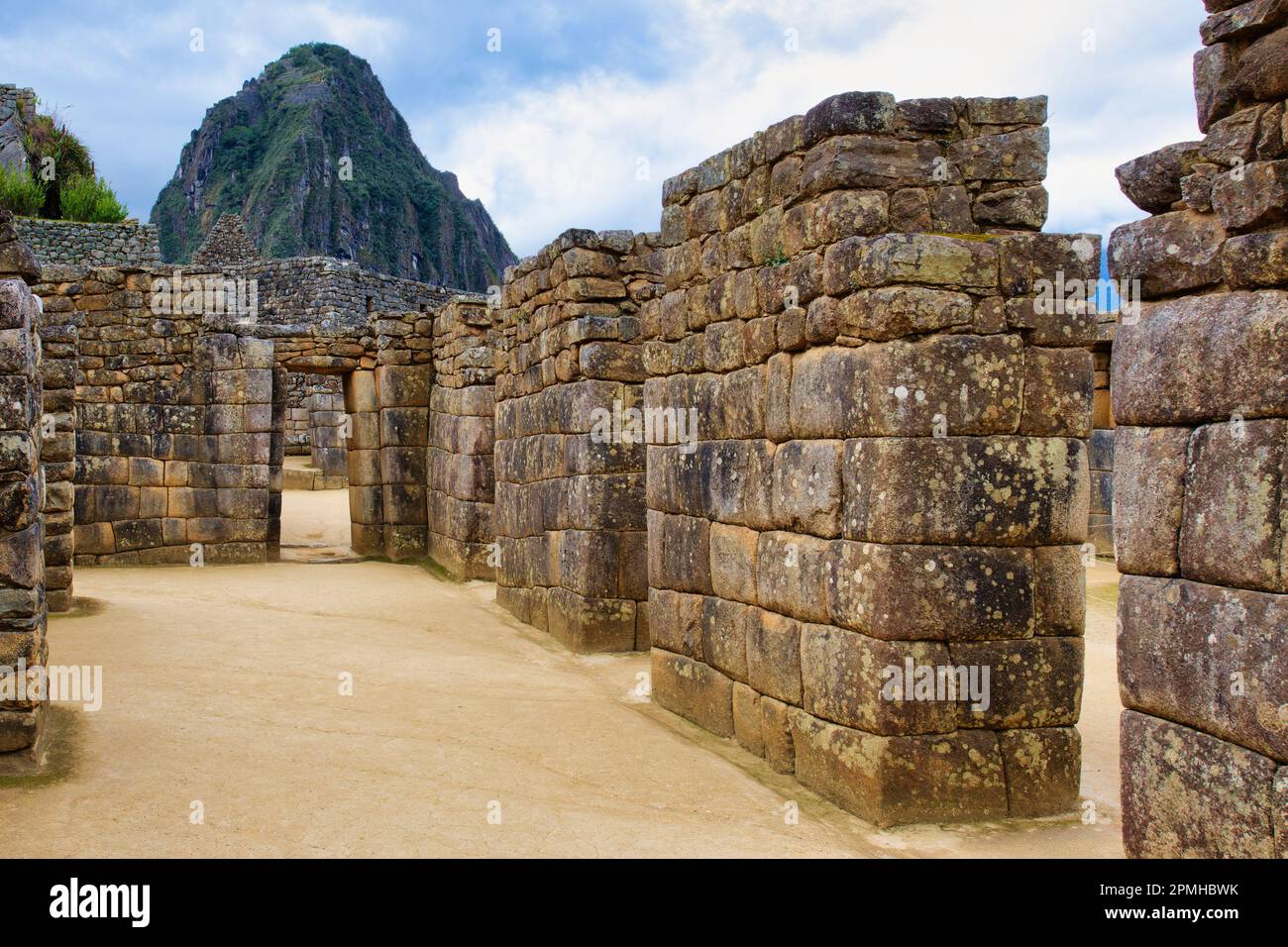 Machu Picchu, Tor in der zerstörten Stadt der Inkas mit dem Berg Huayana Picchu, den Anden von Cordillera, der Provinz Urubamba, Cusco, Peru Stockfoto