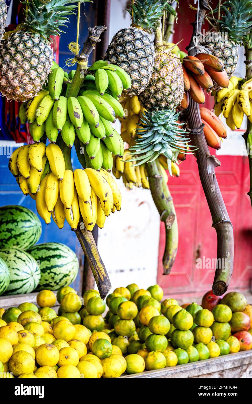 Exotische Früchte hängen im Freien in einem lokalen Geschäft, Sansibar, Tansania, Ostafrika, Afrika Stockfoto