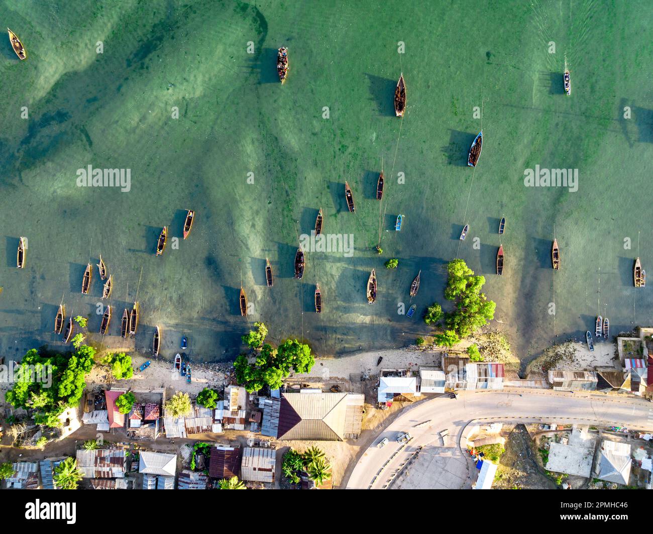 Luftaufnahme von Booten in der exotischen Lagune, Mkokotoni, Sansibar, Tansania, Ostafrika, Afrika Stockfoto