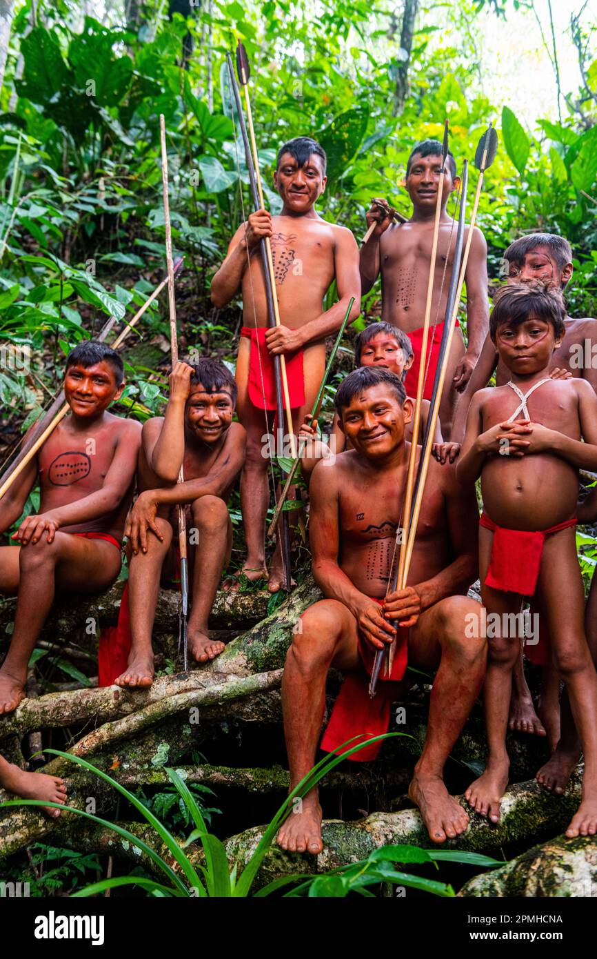 Der Mann des Yanomami-Stammes steht im Dschungel, Süd-Venezuela, Südamerika Stockfoto