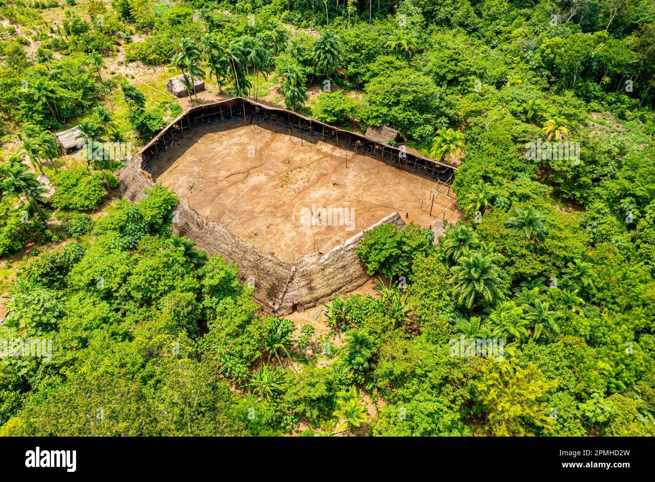 Aus der Luft eines Shabono (Yanos), der traditionellen Gemeinschaftswohnungen der Yanomami-Stämme von Südvenezuela, Venezuela, Südamerika Stockfoto