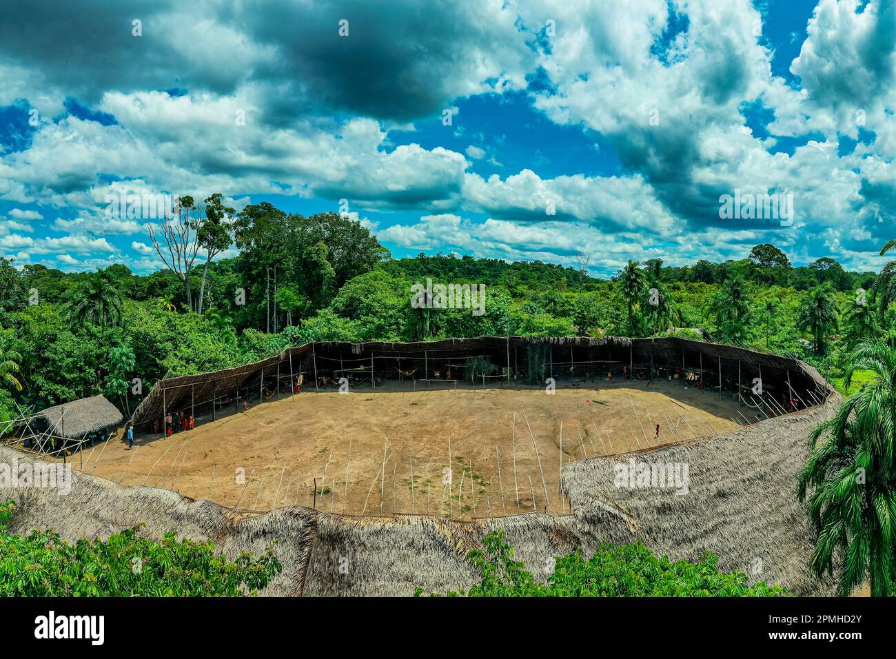 Aus der Luft eines Shabono (Yanos), der traditionellen Gemeinschaftswohnungen der Yanomami-Stämme von Südvenezuela, Venezuela, Südamerika Stockfoto