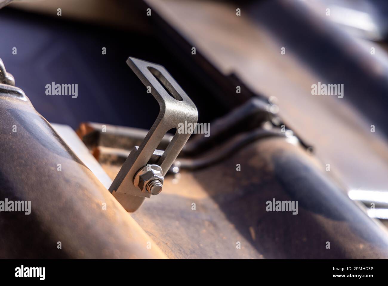 Nahaufnahme einer Montagehalterung für Solarpaneele auf einem Fliesendach Stockfoto