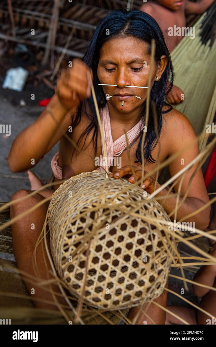 Eine Frau aus dem Yanomami-Stamm, die einen Korb webt, Süd-Venezuela, Südamerika Stockfoto