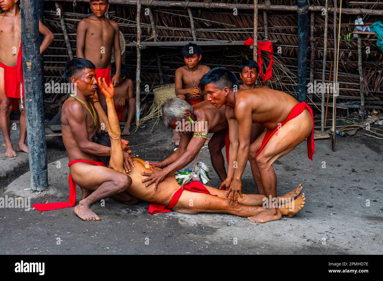 Schamanen aus dem Yanomami-Stamm, die traditionelle Heilmethoden praktizieren, Süd-Venezuela, Südamerika Stockfoto