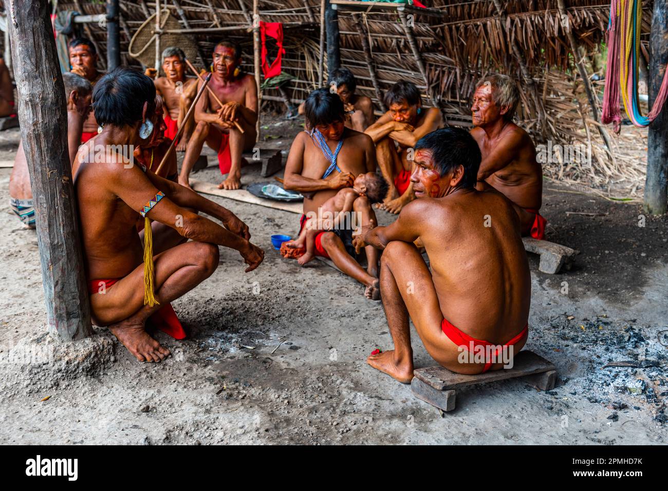 Schamanen aus dem Yanomami-Stamm, die traditionelle Heilmethoden praktizieren, Süd-Venezuela, Südamerika Stockfoto