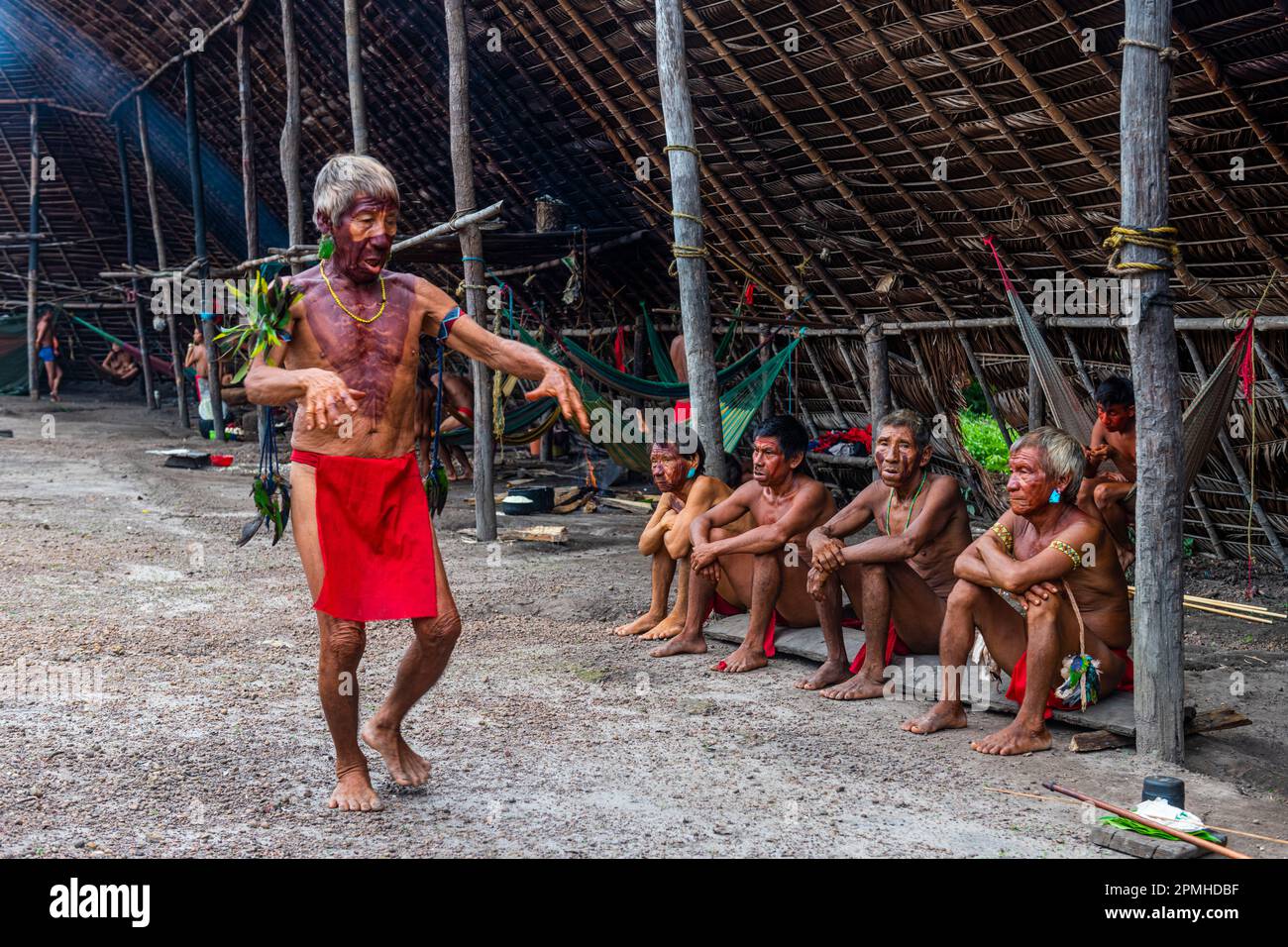Schamanen aus dem Yanomami-Stamm, die traditionelle Heilmethoden praktizieren, Süd-Venezuela, Südamerika Stockfoto