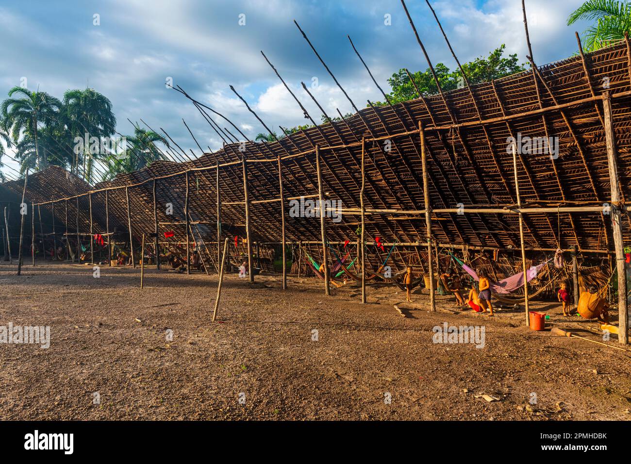 Yanomani-Stammesbewohner in ihrem traditionellen Shabono, dem rektagonalen Dach, dem Yanomami-Stamm, Süd-Venezuela, Südamerika Stockfoto