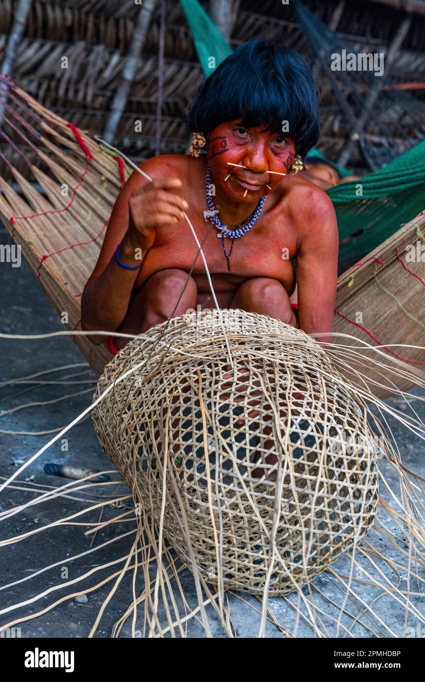 Eine Frau aus dem Yanomami-Stamm, die einen Korb webt, Süd-Venezuela, Südamerika Stockfoto