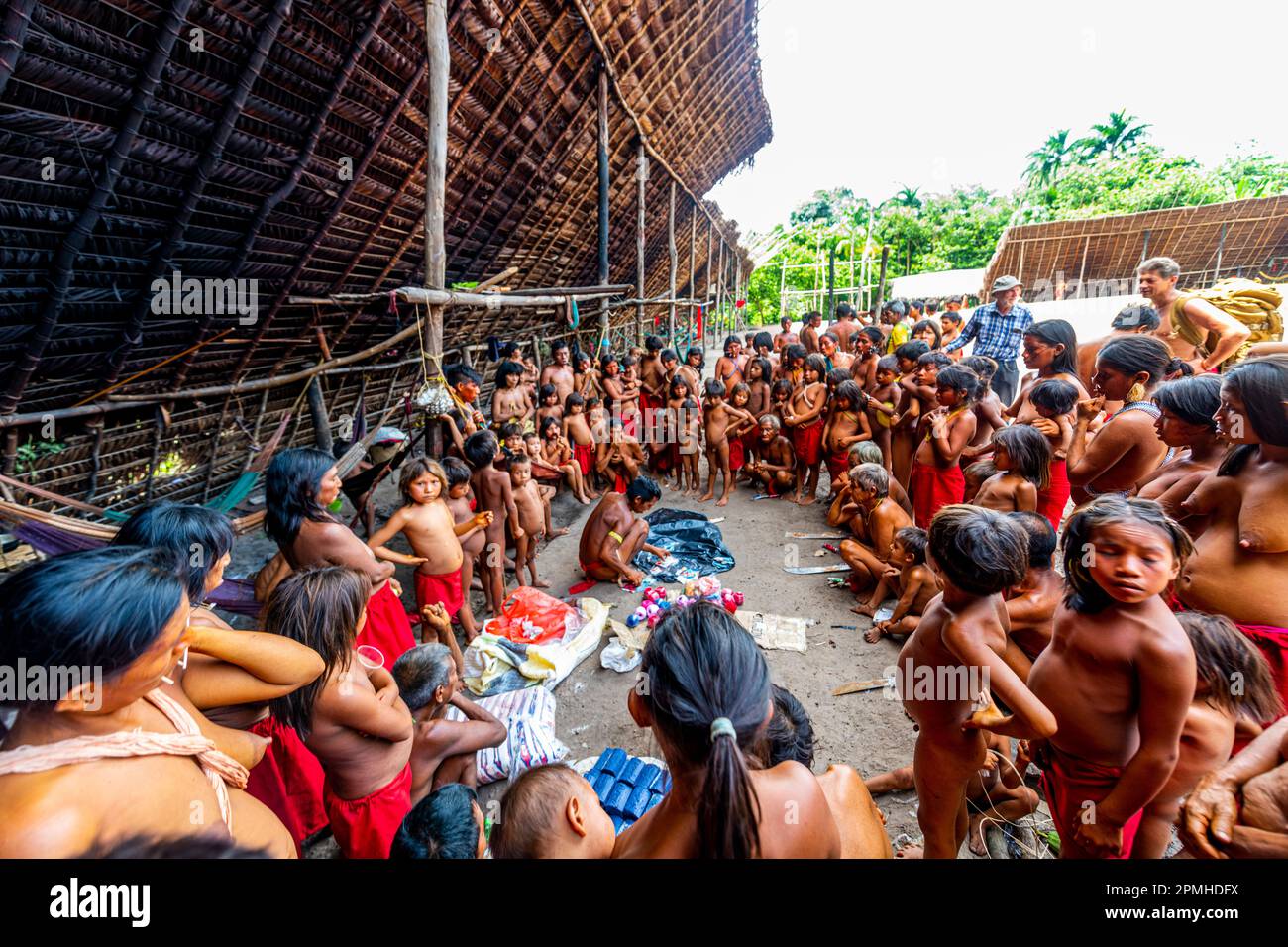 Der Yanomami-Stamm verteilt Geschenke in seinem Stamm, Süd-Venezuela, Südamerika Stockfoto