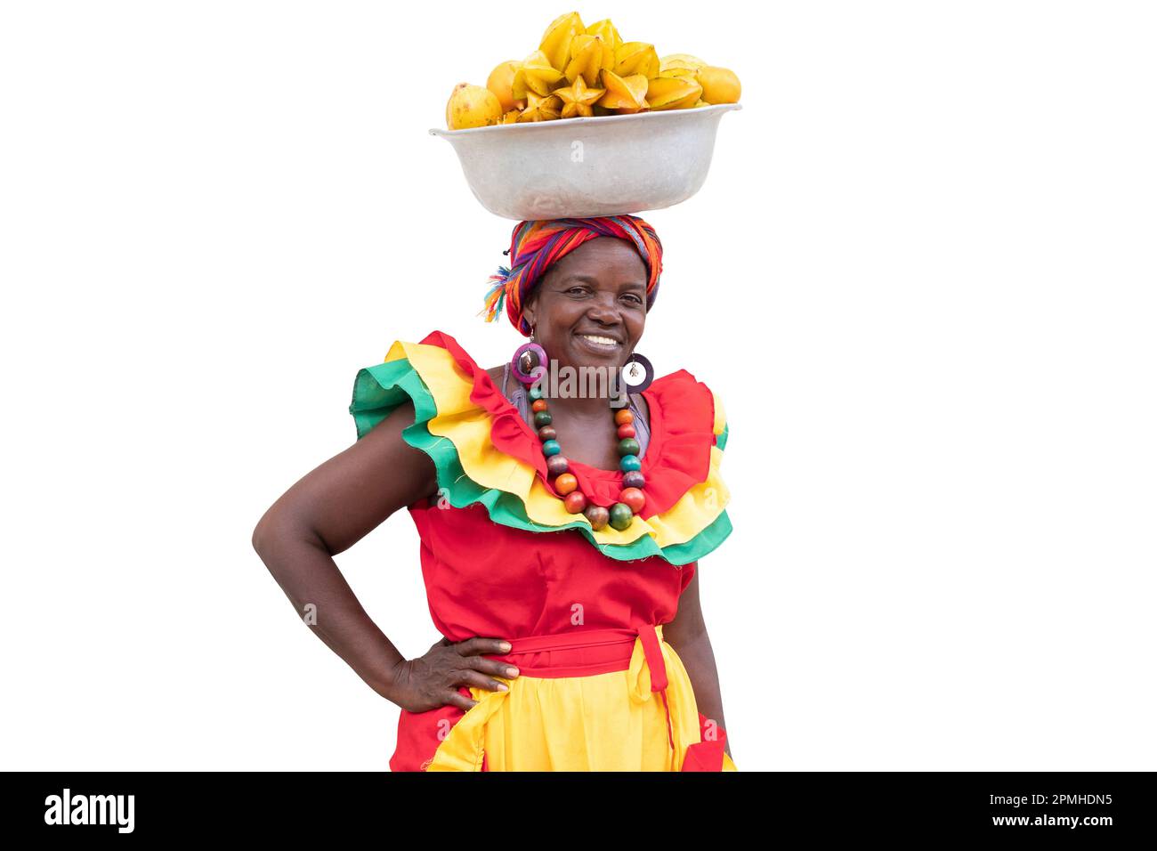 Fröhlicher Frischobst-Straßenverkäufer, Palenquera, isoliert auf weißem Hintergrund. Fröhliche afrokolumbianische Frau in traditionellen Kostümen, Cartagena, Kolumbien. Stockfoto