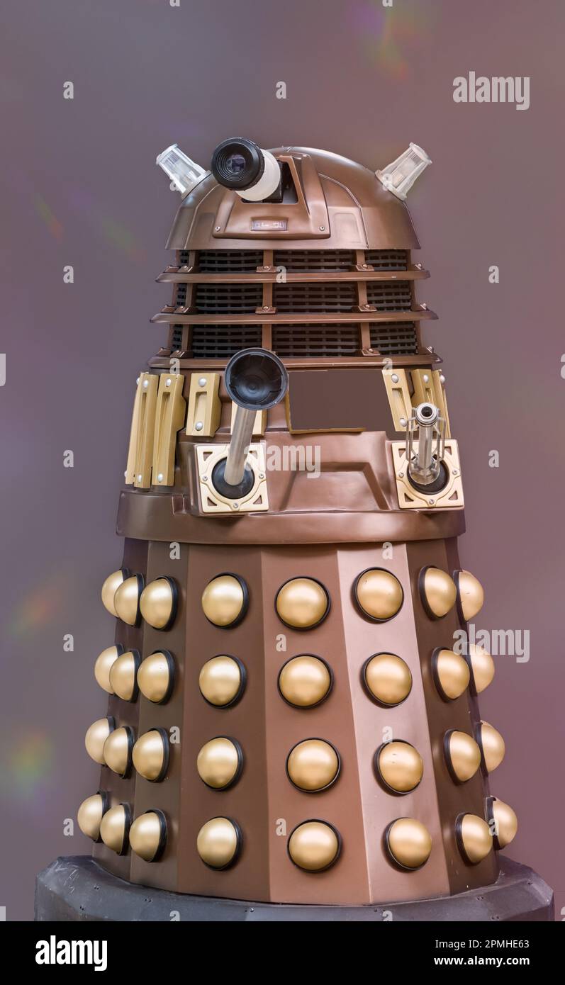 Eine Science-Fiction-Figur von Dr. Who Dalek vor einem schlichten Hintergrund Stockfoto