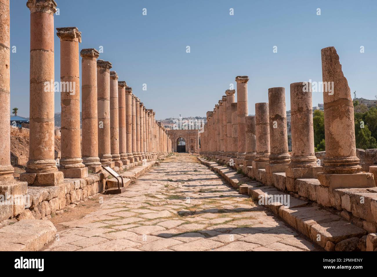 Alte römische Steinstraße mit Kolonnaden, Jerash, Jordanien, Naher Osten Stockfoto