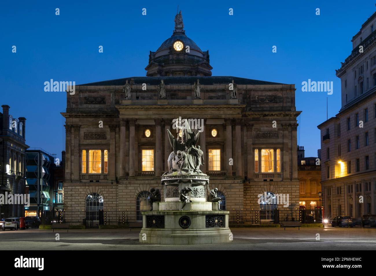 Nelson Monument und Liverpool Town Hall at Night, Exchange Flags, Liverpool City Centre, Liverpool, Merseyside, England, Großbritannien, Europa Stockfoto