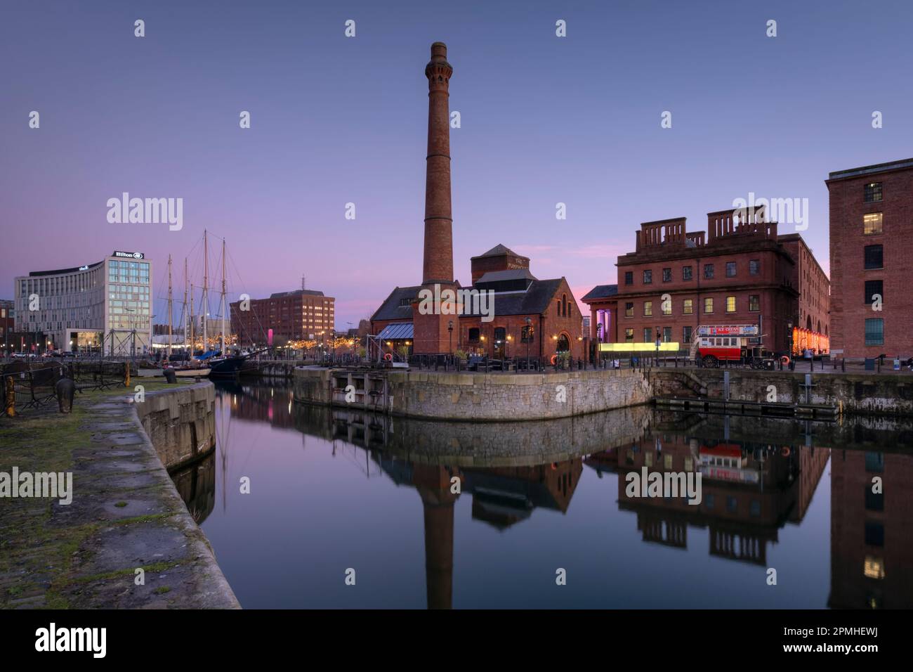 Die Pumphouse und die Gebäude von Albert Dock mit Blick auf Canning Dock in der Dämmerung, Liverpool Waterfront, Liverpool, Merseyside, England, Vereinigtes Königreich Stockfoto