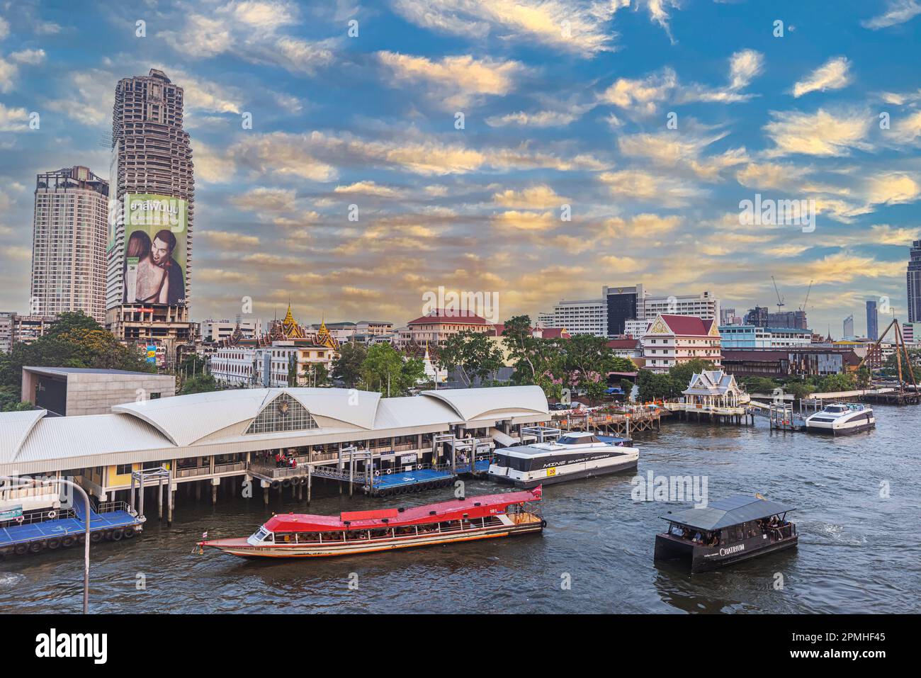 Blick auf den Saphan Taksin Pier in Bangkok von der Taksin Bridge im Abendlicht Stockfoto