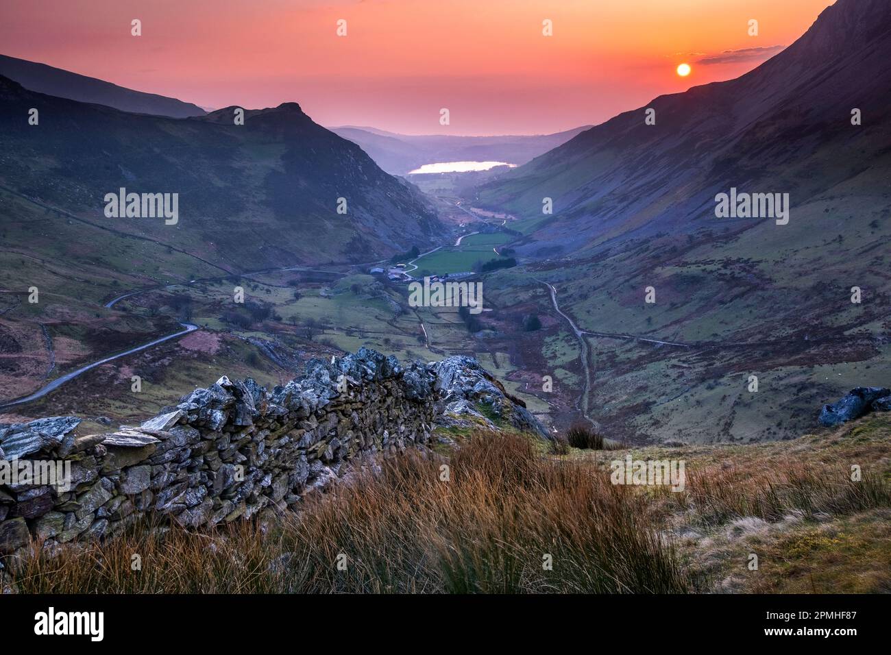 Sonnenuntergang über dem Nantlle Valley von Glogwyngarreg, Snowdonia National Park, Eryri, Nordwales, Vereinigtes Königreich, Europa Stockfoto
