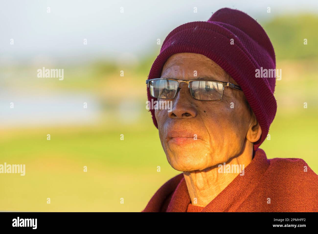 Porträt eines Seniormönchs mit Hut und Brille, Amarapura, Mandalay, Myanmar (Birma), Asien Stockfoto