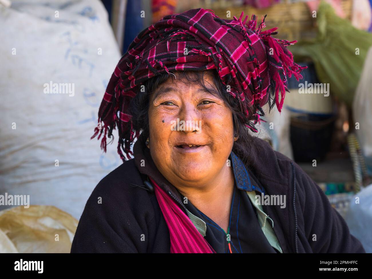 Porträt einer Frau mit traditioneller Kopfbedeckung, Inn Thein Markt, Inle-See, Shan State, Myanmar (Birma), Asien Stockfoto
