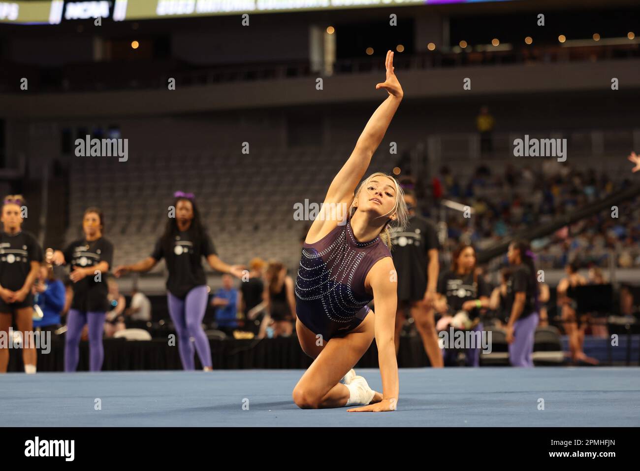 Fort Worth, Texas, USA. 12. April 2023. Olivia Dunne (LSU) während des Podiumtrainings bei den NCAA Women's Gymnastics Championships, die in Dickie's Arena in Fort Worth, Texas, stattfinden. Melissa J. Perenson/CSM/Alamy Live News Stockfoto