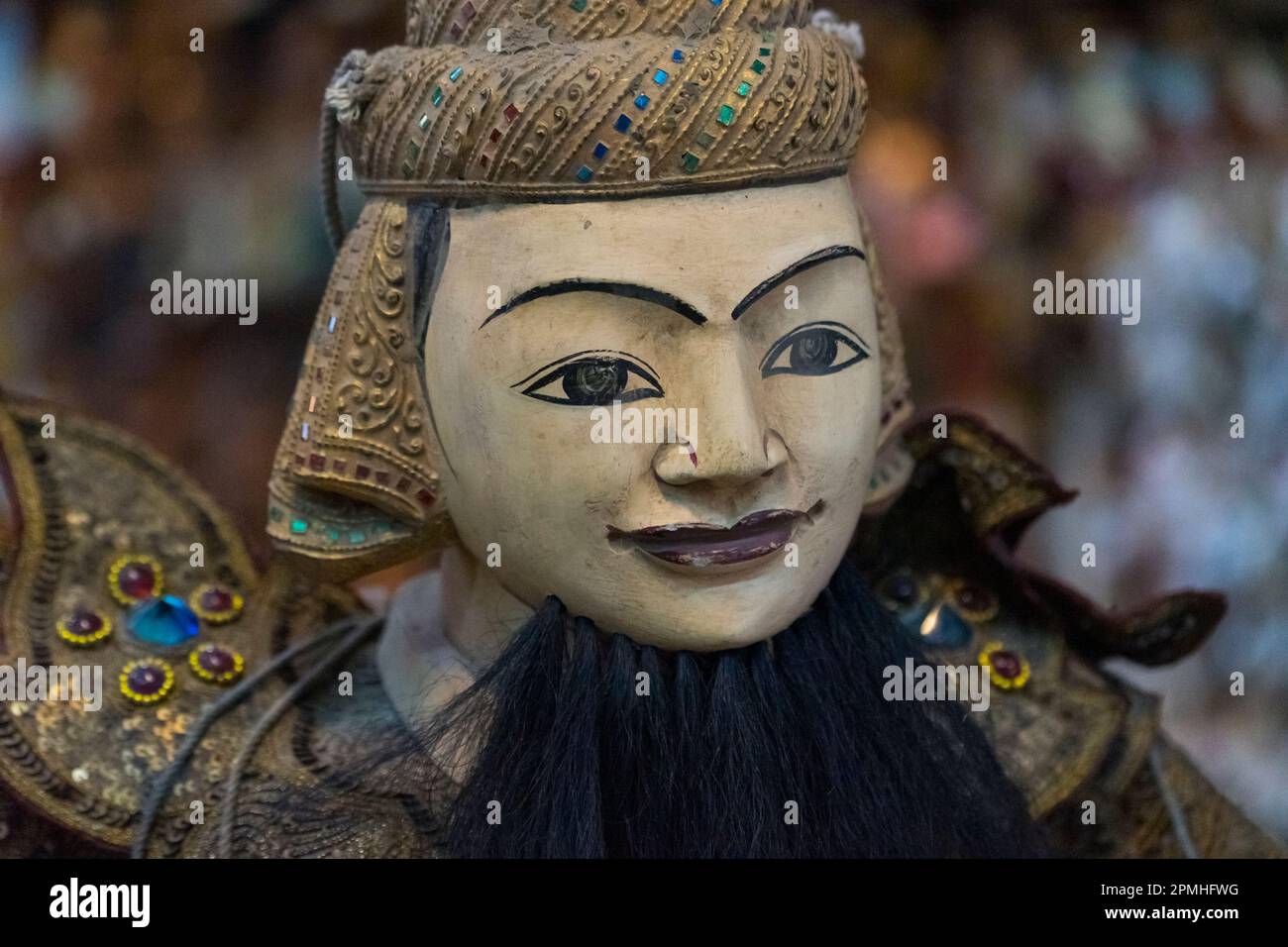 Nahaufnahme einer birmanischen Marionette (Yoke the) (Marionette), die an Streicher auf dem Markt hängt, Nyaungshwe, Inle-See, Shan-Staat, Myanmar (Birma), Asien Stockfoto