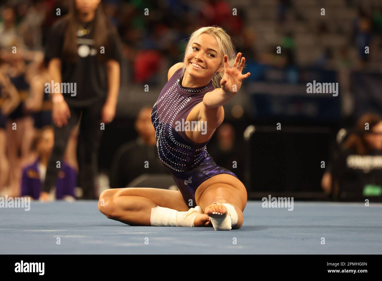 Fort Worth, Texas, USA. 12. April 2023. Olivia Dunne (LSU) während des Podiumtrainings bei den NCAA Women's Gymnastics Championships, die in Dickie's Arena in Fort Worth, Texas, stattfinden. Melissa J. Perenson/CSM/Alamy Live News Stockfoto