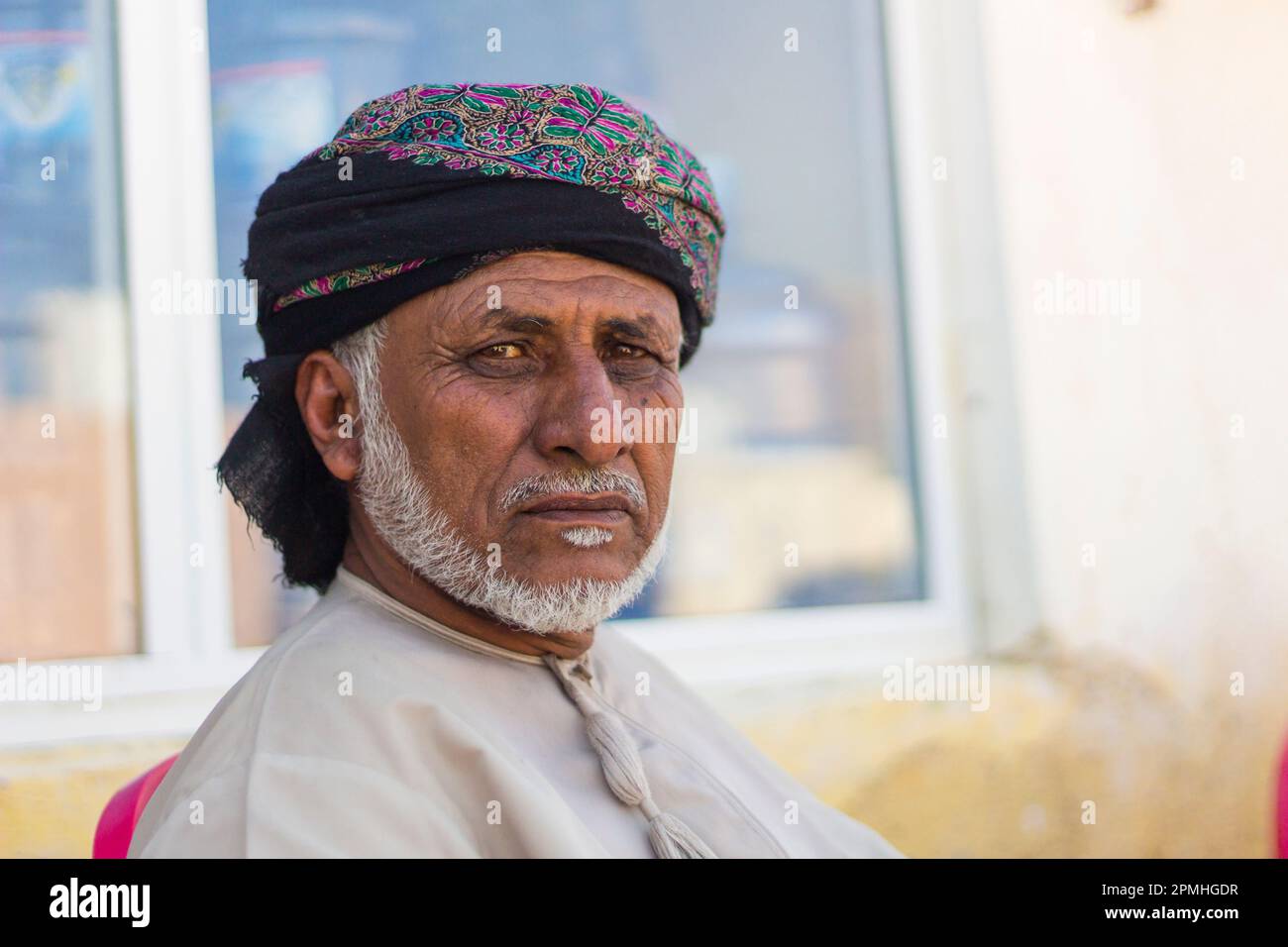 Porträt eines omanischen Mannes mit Kopfbedeckungen, die in die Kamera schauen, Hasik, Dhofar Governorate, Oman, Naher Osten Stockfoto