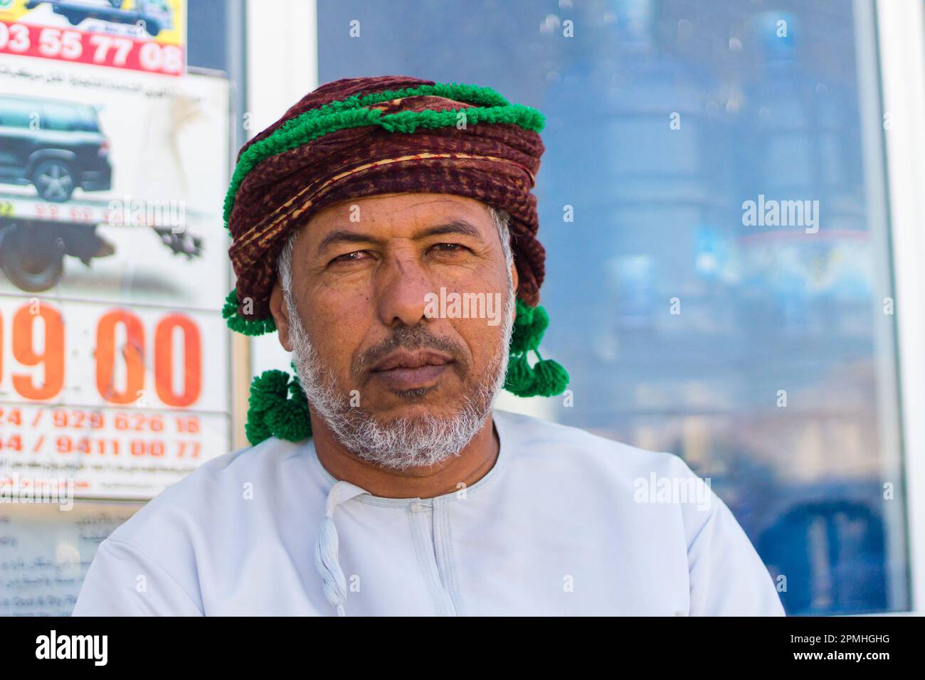 Porträt eines omanischen Mannes mit Kopfbedeckungen, die in die Kamera schauen, Hasik, Dhofar Governorate, Oman, Naher Osten Stockfoto