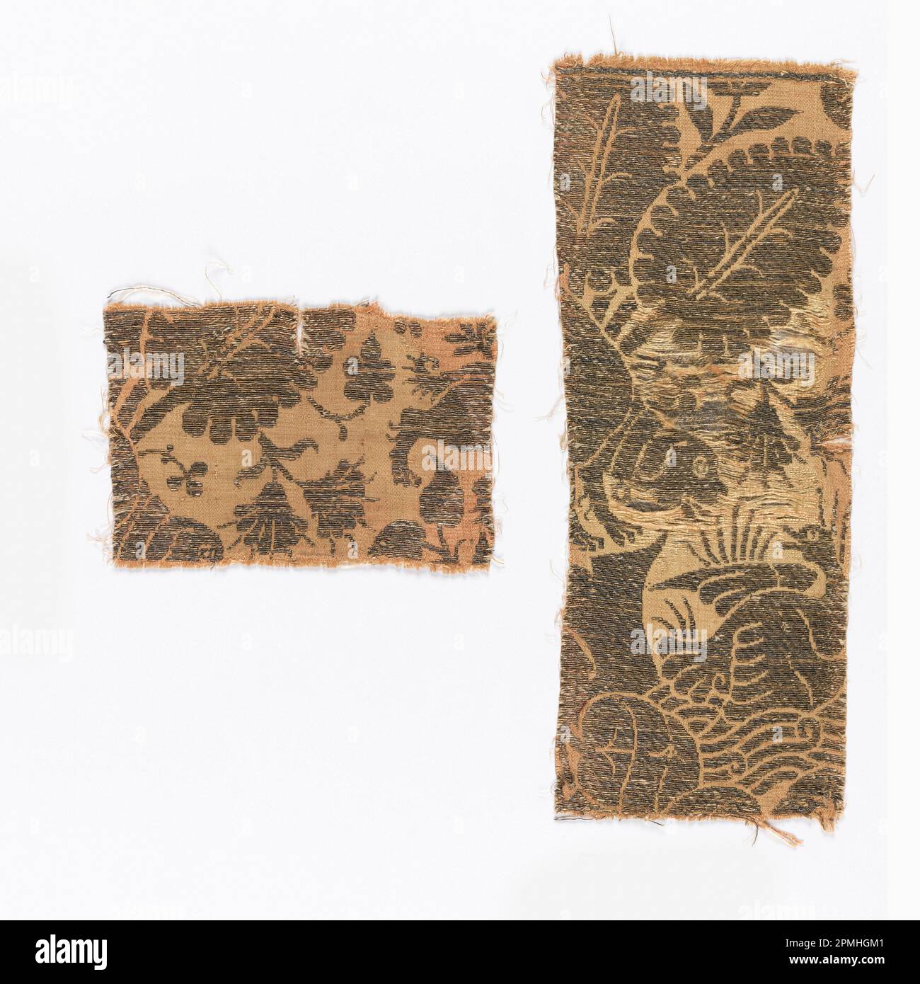 Fragment (Italien); Seide, mit Metall umwickeltes Leinen; Kette x Schuss (A): 31,1 x 12,2 cm (12 1/4 x 4 13/16 Zoll) Kette x Schuss (B): 10,5 x 15,9 cm (4 1/8 x 6 1/4 Zoll) Stockfoto