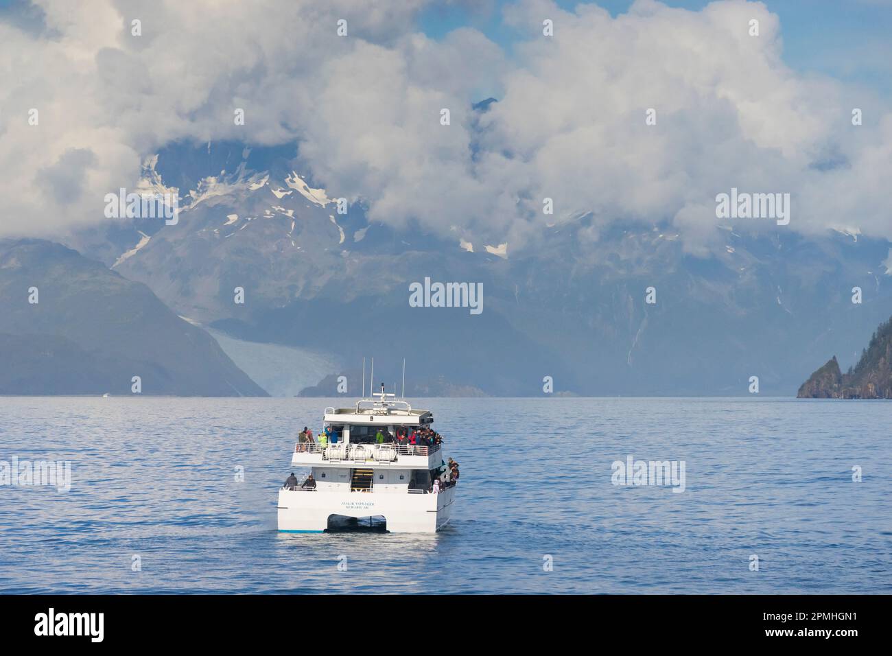 Touristenboot auf dem Meer in Aialik Bay, Kenai Fjords National Park, Kenai Halbinsel Borough, Südzentrum Alaska, Alaska Stockfoto