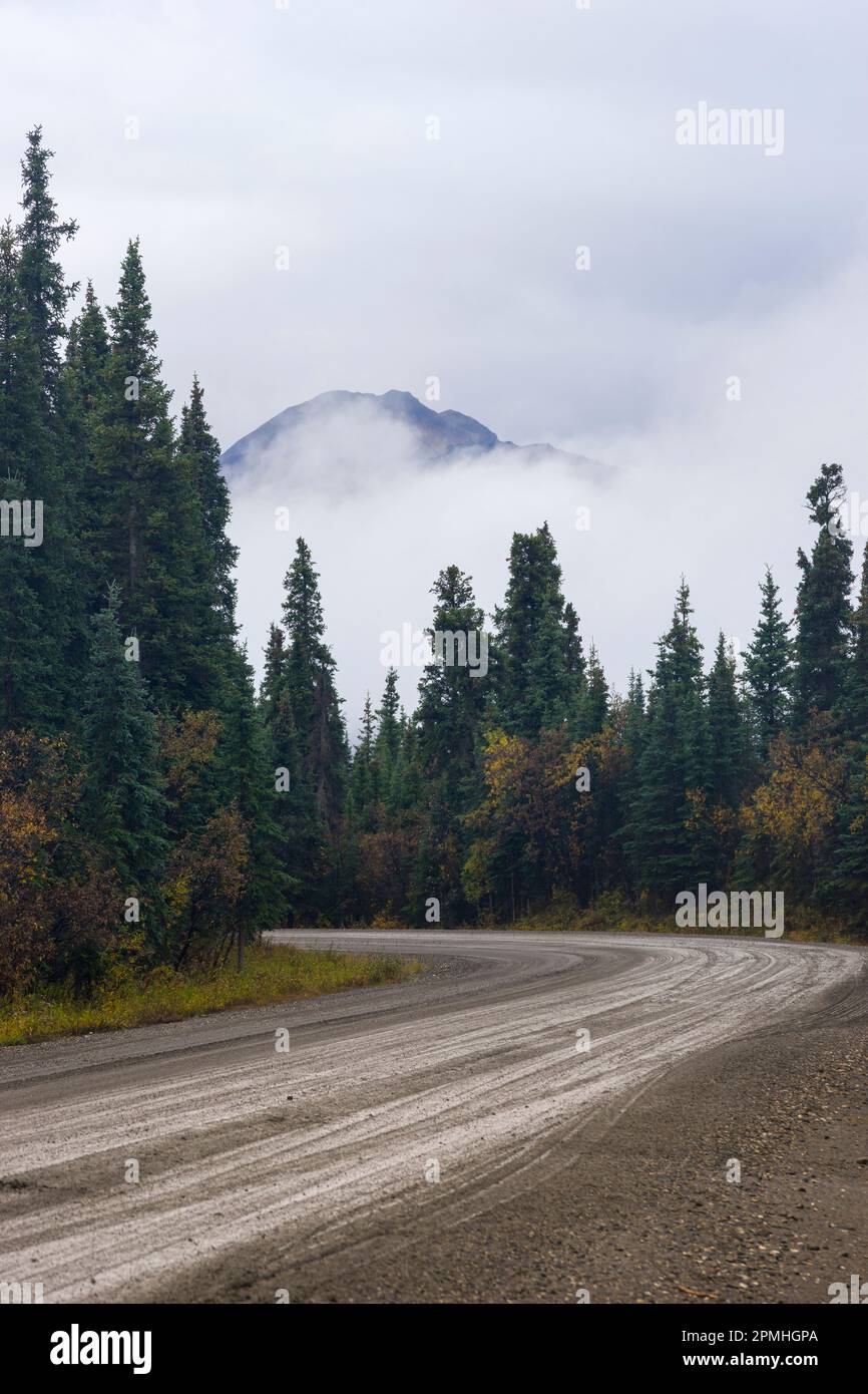 Im Herbst erhebt sich der Berg über tief hängende Wolken auf dem Denali Parks Highway in der Nähe des Teklanika River Campground, des Denali National Park, Alaska Stockfoto