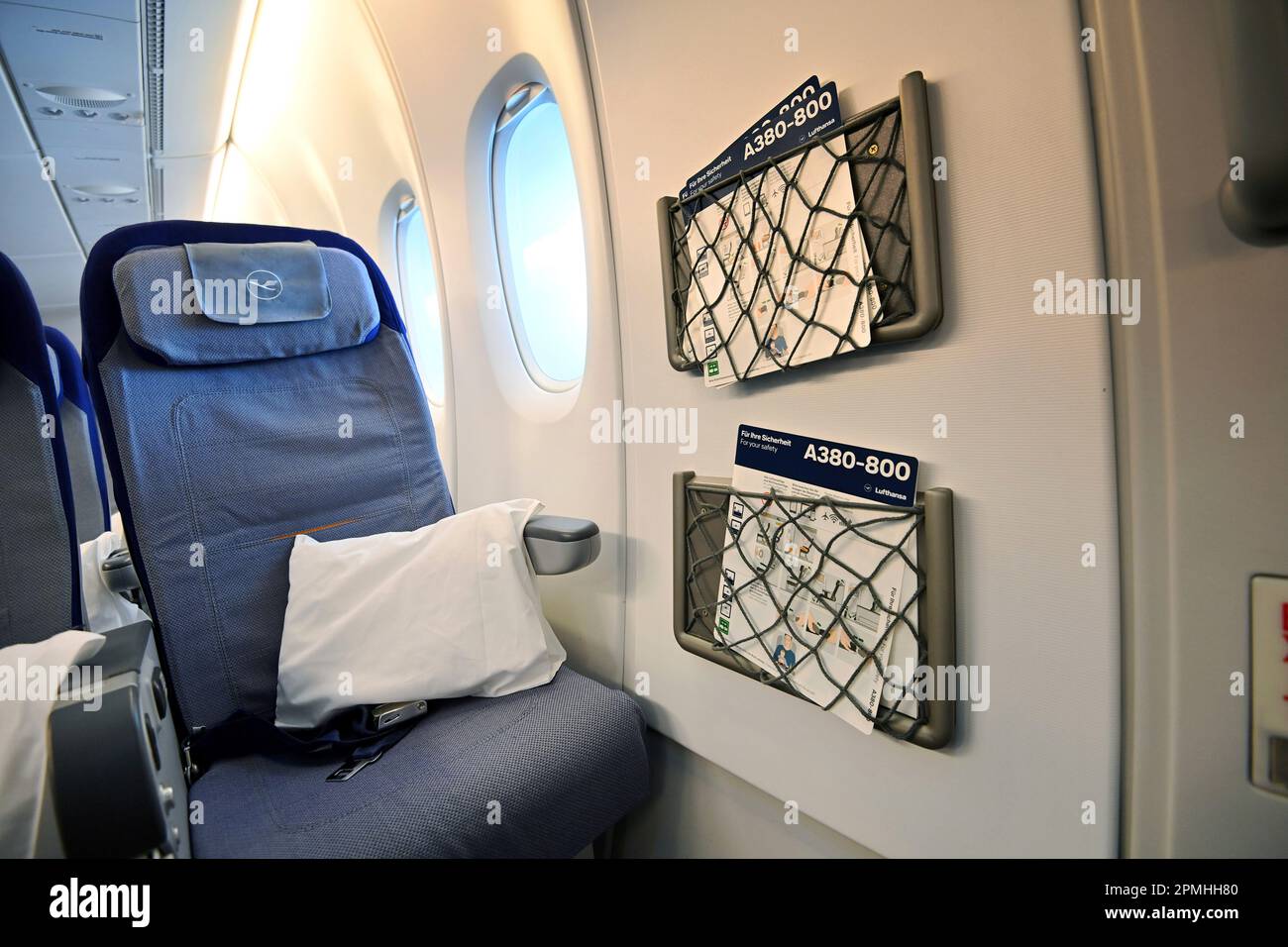 Die Langstreckenflugzeuge des Lufthansa Airbus A380 werden am 12. April 2023 erstmals wieder in München am Franz Josef Strauss Airport landen. Economy-Klasse, Sitzreihen, Sitze, leere Sitze, Flugzeugkabine ohne Passagiere. Notausgang. SVEN SION Photo Agency GmbH & Co Drücken Sie Foto KG # Princess-Luise-Str. 41 # 45479 M uelheim/R uhr # Tel. 0208/9413250 # Fax. 0208/9413260 # GLS Bank # BLZ 430 609 67 # Konto 4030 025 100 # IBAN DE75 4306 0967 4030 0251 00 # BIC GENODEM1GLS # www.svensimon.net. Stockfoto