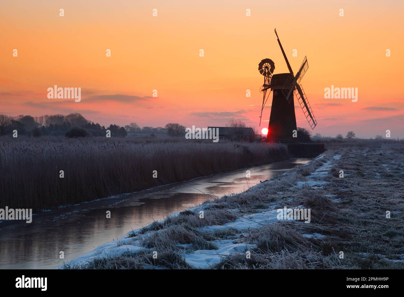 Wintersonnenaufgang über St. Benet's Mill bei Thurne, Norfolk, England, Großbritannien, Europa Stockfoto