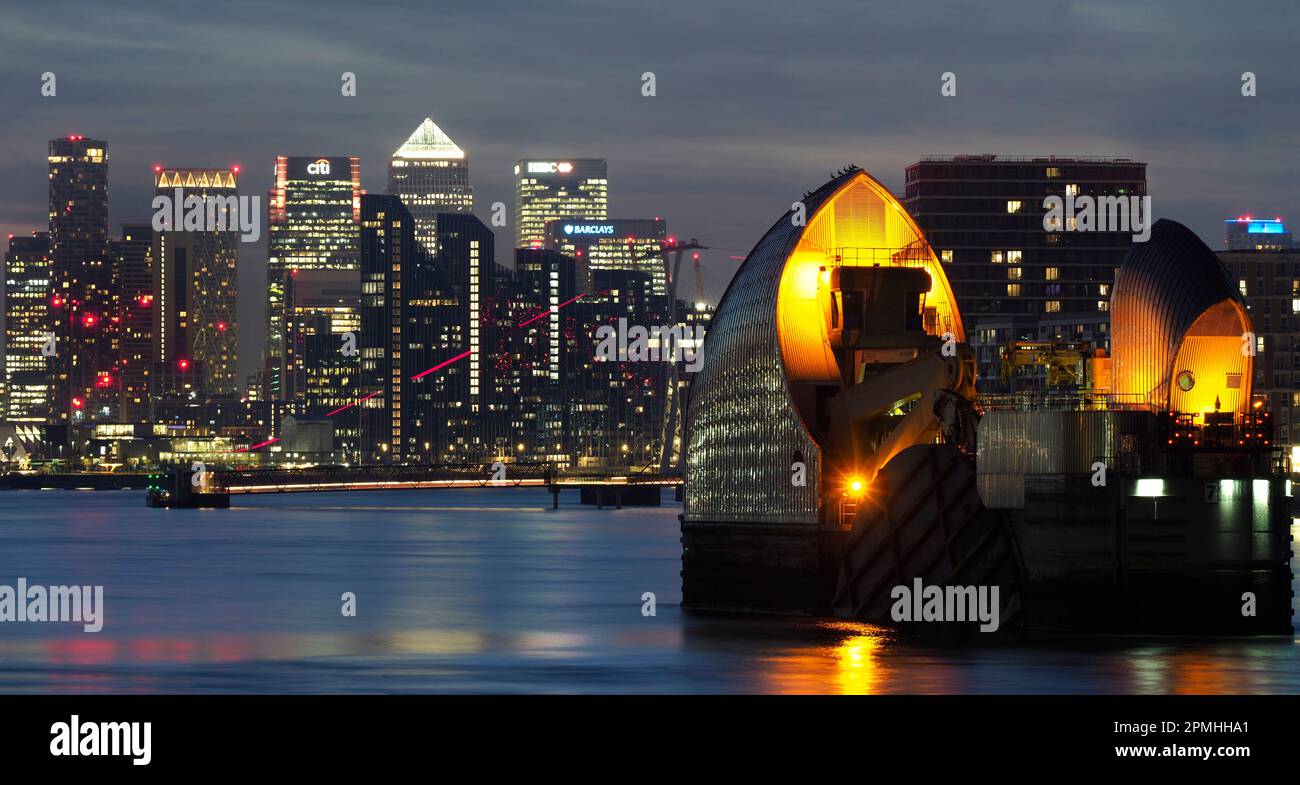 Canary Wharf, Docklands und Thames Barrier in der Dämmerung, London, England, Großbritannien, Europa Stockfoto