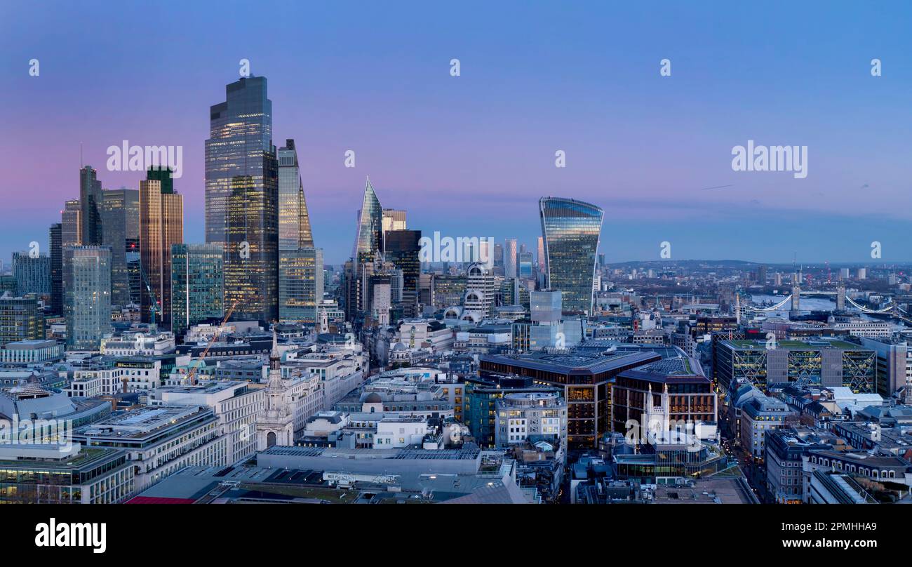 Skyline von London von St. Pauls in der Abenddämmerung, London, England, Großbritannien, Europa Stockfoto