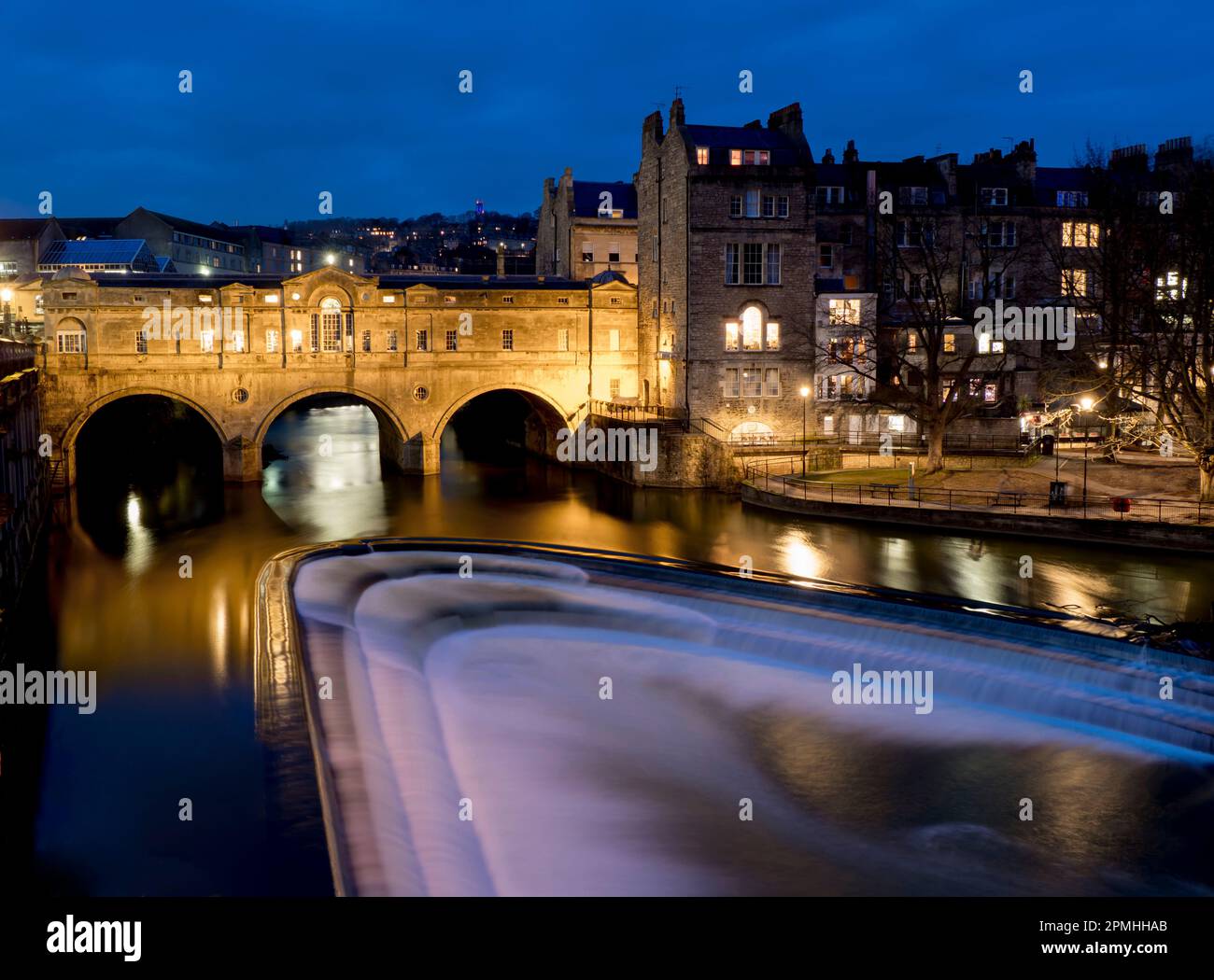 Pulteney Bridge in der Abenddämmerung, Bath, UNESCO-Weltkulturerbe, Somerset, England, Großbritannien, Europa Stockfoto