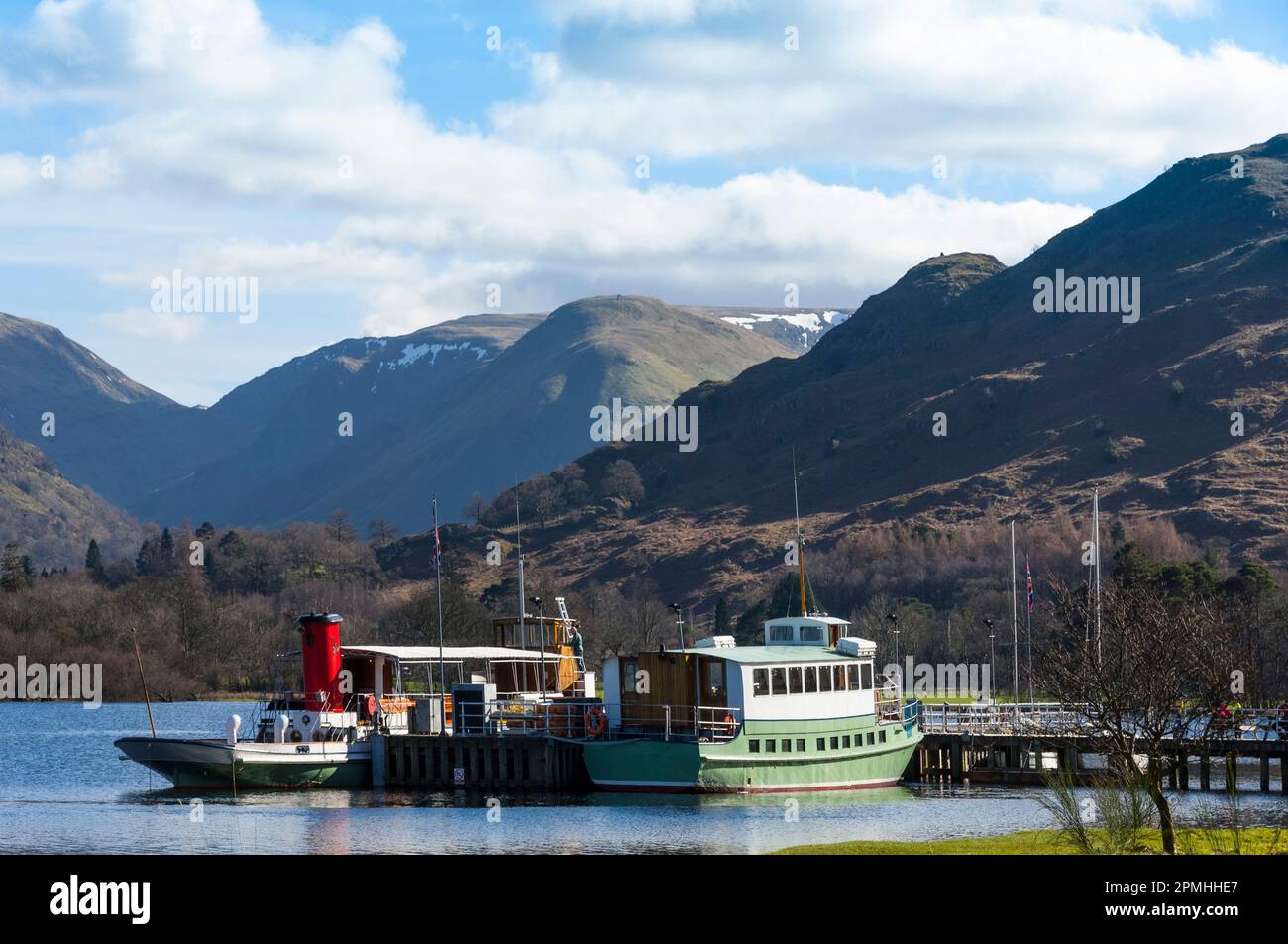 Am Glenridding Pier, Ullswater, Lake District National Park, Cumbria, England, erwarten euch zwei Wasserdampfer Stockfoto