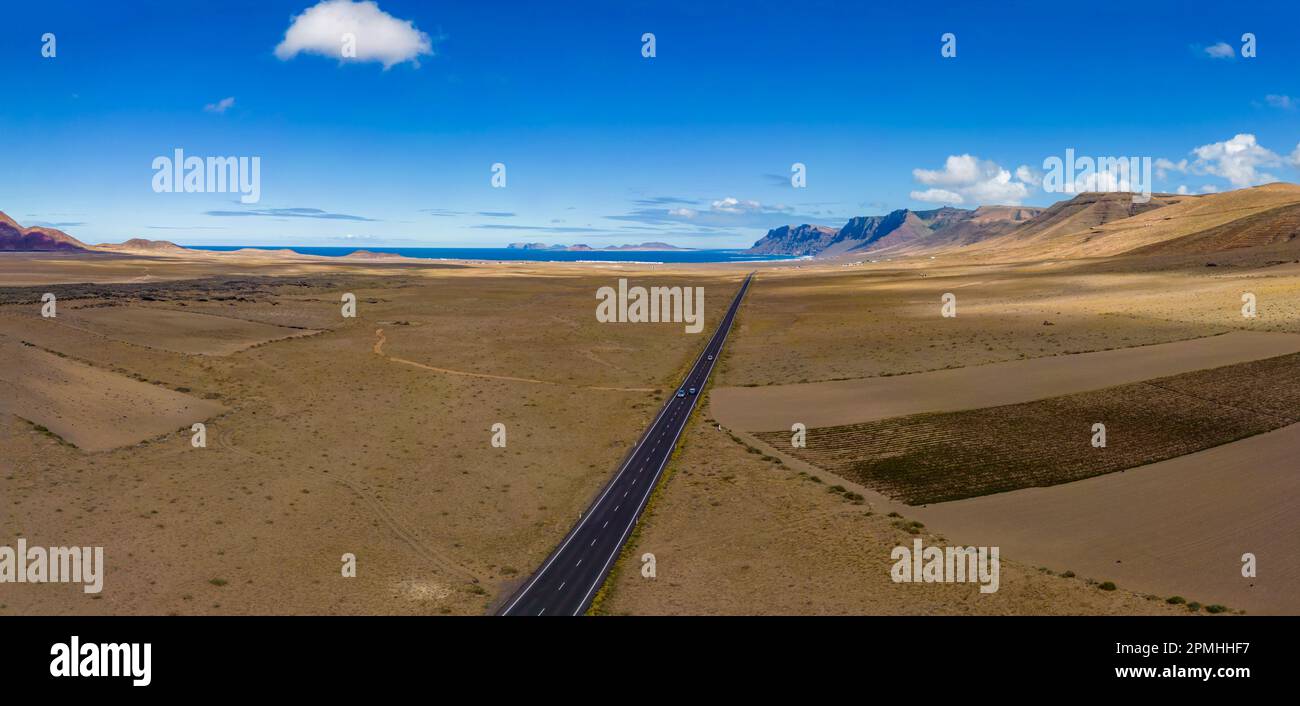 Luftaufnahme der Straße nach Caleta de Famara, Lanzarote, Las Palmas, Kanarische Inseln, Spanien, Atlantik, Europa Stockfoto