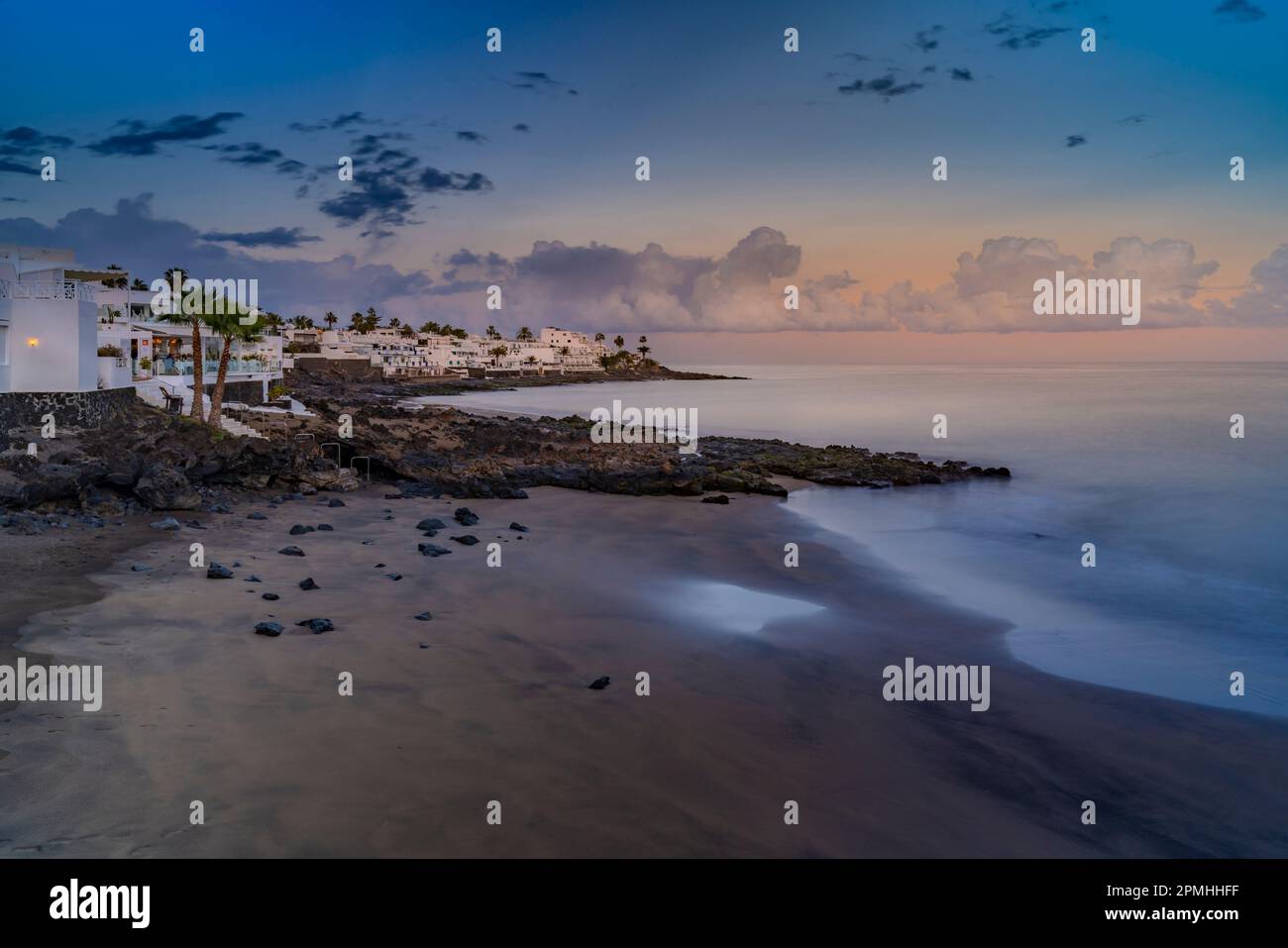 Blick auf den Sonnenuntergang und den Strand La Peniita, Puerto Carmen, Lanzarote, Las Palmas, Kanarische Inseln, Spanien, Atlantik, Europa Stockfoto