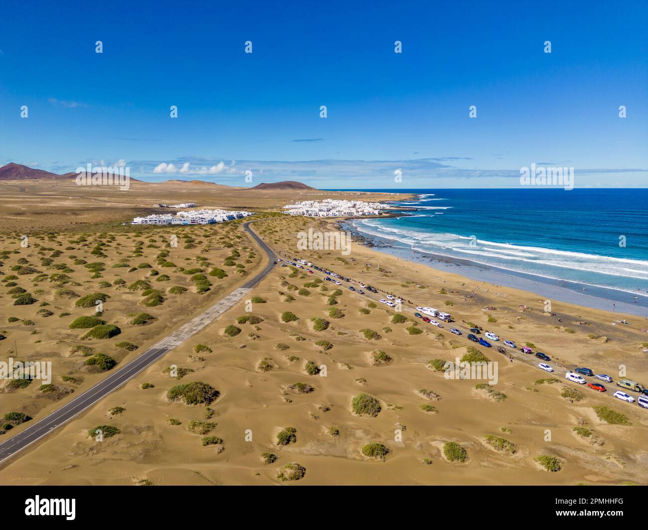 Blick aus der Vogelperspektive auf den Strand von Playa Famara, Caleta de Famara, Lanzarote, Las Palmas, Kanarische Inseln, Spanien, Atlantik, Europa Stockfoto