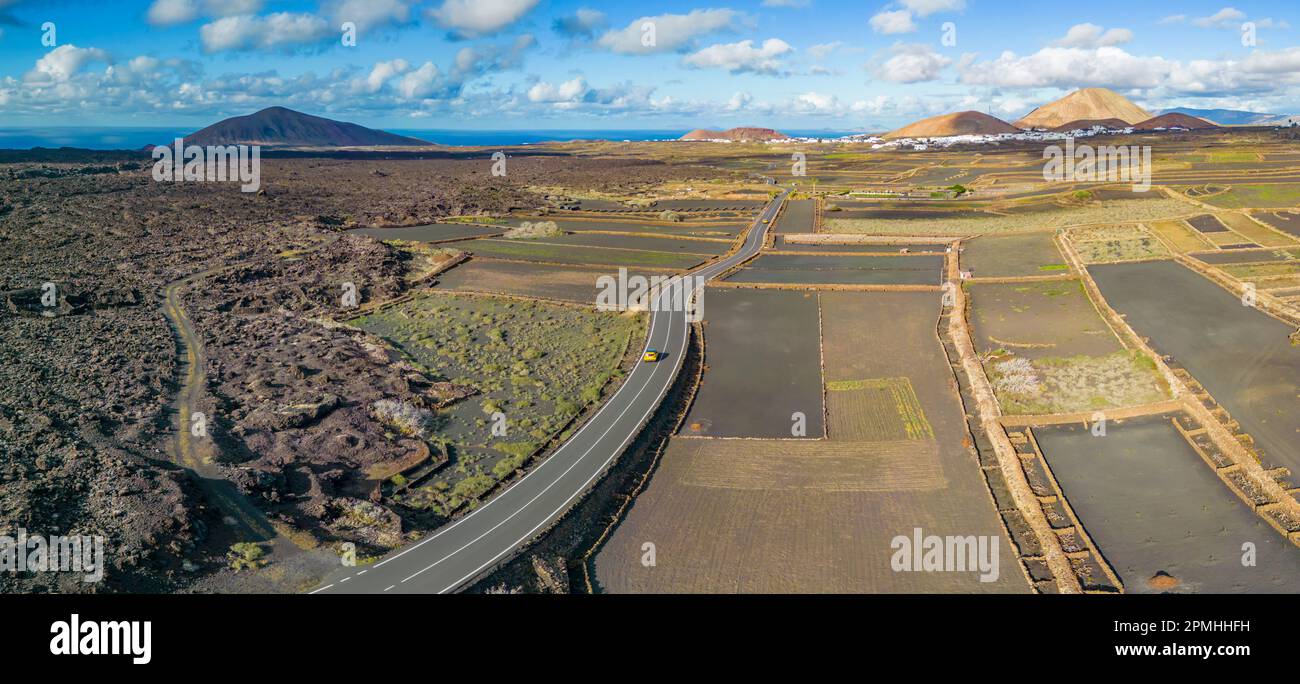 Luftaufnahme der Straße durch vulkanische Landschaft, Timanfaya-Nationalpark, Lanzarote, Las Palmas, Kanarische Inseln, Spanien, Atlantik, Europa Stockfoto